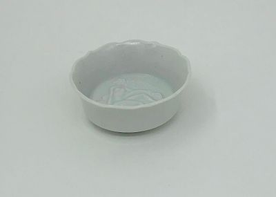 Фарфоровая солонка. Диаметр: 8см.