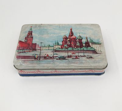 Жестяная коробка "Москва". Размер: 11х17,5х4см.. Небольшая вмятина на крышке.