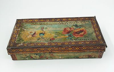 Кондитерская жестяная коробка "М. Конради". С. Петербург. Размер: 23х11,5х5см. Потертости краски.