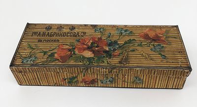 Жестяная коробка. Товарищество А.И. Абрикосова сыновей. Москва. Размер: 25х5х9см. Потертости краски.