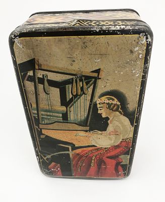 Жестяная коробка. Латвия 1937г. Размер: 11х17х6см. Небольшие потертости.