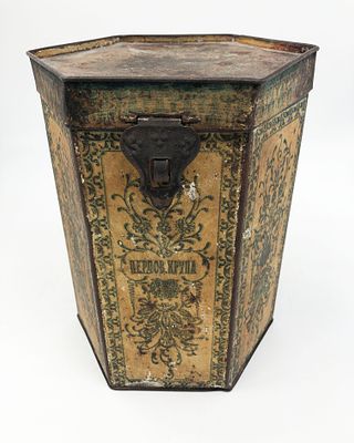 Жестяная коробка "Перловая крупа". Москва. Размер: 20х14х8см. Небольшие потертости.