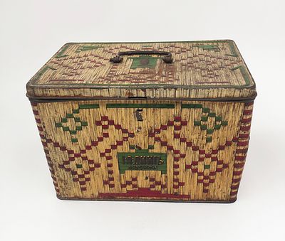 Жестяная коробка. И.Л. Динг. Фабричная марка. Москва. Размер: 16х24,5х16,5см.. Потертости 