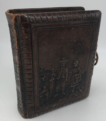 Альбом в кожаном переплете с объемным рисунком на передней обложке (тиснение). 18 л. - паспарту 