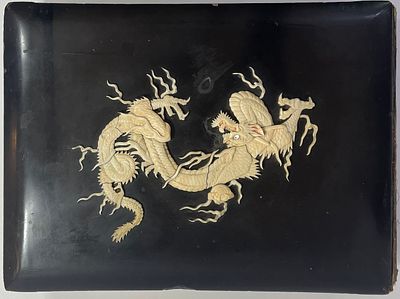 Китай. Альбом для фотографий с изображением дракона из кости на передней обложке. Каждая 