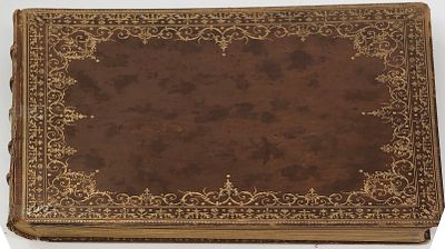 Альбом для фотографий в кожаной обложке с монограммой "М. М." золотыми буквами на муаре. 