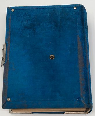 Музыкальный альбом для фотографий в бархатном, синем переплете с метал. накладками и замком. 