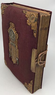 Альбом для фотографий в тканевом переплете, украшенный накладками из латуни с монограммой "МН". 