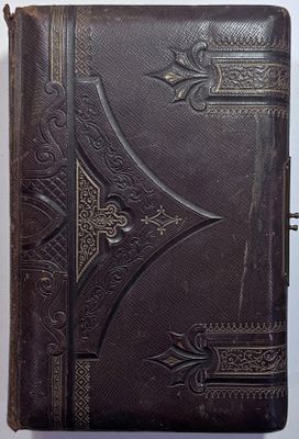 Фотоальбом, цельнокожаный переплет. Нач. 20 века. 15 л. (на 42 фото). Размер альбома: 27x17 