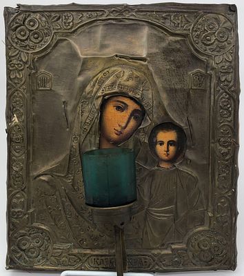 Икона "Казанская" с лампадой. Размер: 26,5х22см. Следы бытования, трещина.