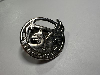 Знак Армии Литвы. Размер 4,3х3,7см.