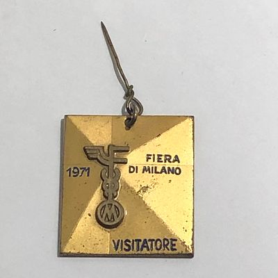 Знак "Fiera di Milano - Visitator. 1971". Размер: 3,2х3см.