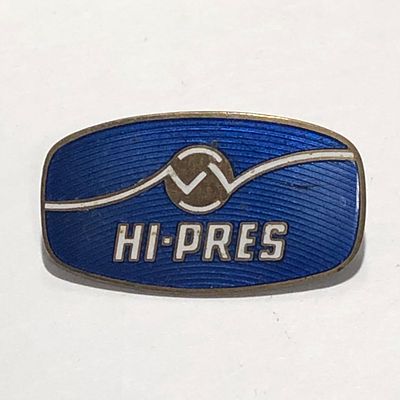 Знак "Hi-Pres". Размер: 4,5х2,5см.