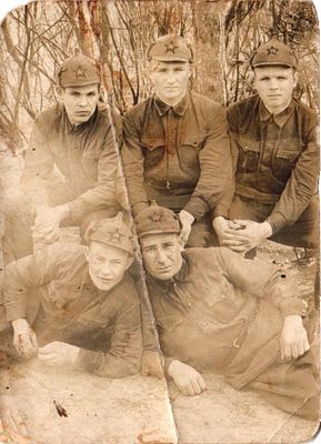 Фотография "Пожарные". Размер 8,6 х 11,8 см. Потертости, заломы
