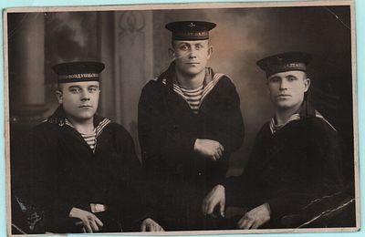 Фотография "Моряки". Размер: 8,5х13см. Фото приклеено на картон, уголки замяты.