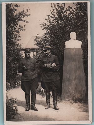 Фотография "Военные". Размер: 18х13см. Уголки замяты.