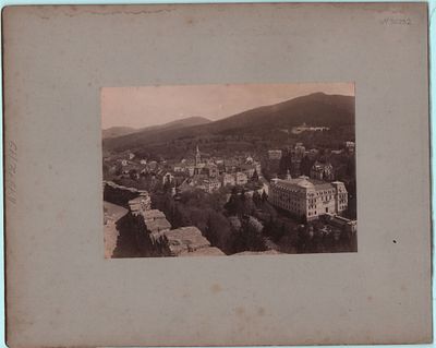 Двухсторонняя фотография на картоне "Вид города сверху и зал выставочном зале". Размер: 