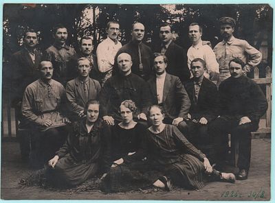Групповая фотография. 1926г. Размер: 16х21,5см. Утрата верхнего уголка с правой стороны, следы 