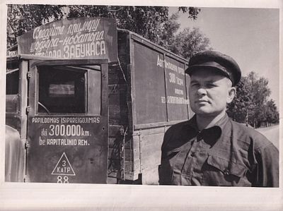 Фотография "Следуйте примеру шофера-новатора". Фото М. Огая. Фотохроника ТАСС. Литва 1952г. 