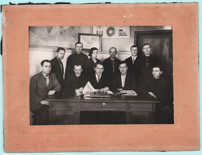 Фотография "Бюро базовой ячейки Политехникума". 1932г. Размер фото: 11,5х17см., с паспарту: 23 