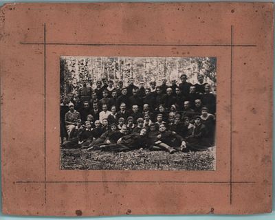 Групповое фото приклеено на картон "Выпускники средней школы им. Бухарина". 1923г. Размер фото: 