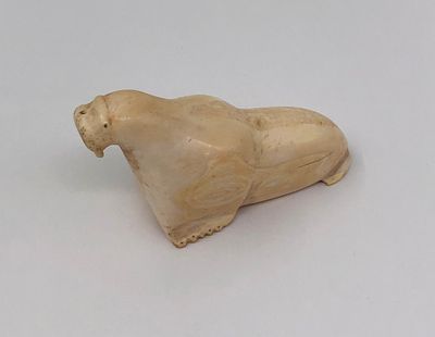 Фигурка "Морж". Кость. Север. Первая половина 20 века. На голове подпись автора "М". Размер: 9 