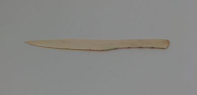 Нож. Кость. 1950-60-е годы. Длина: 16,5см. Небольшая неровности по нижнему краю, утрата на 