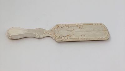Основа щетки для волос. Кость. Конец 19 нач. 20 века. Размер: 26,5х5,5х2,5см. Небольшие трещины 