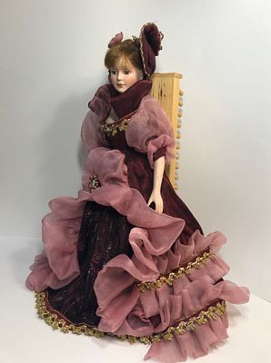 Кукла. Керамика (голова, руки, ноги), волосы натуральные. Вторая половина ХХ века. Высота: 