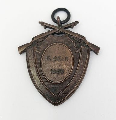 Знак "F.GEAR". 1958 год. Размер: 4х3см.