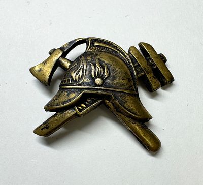 Петличная эмблема пожарного. Металл. Россия. Начало ХХв. Размер: 2,5х3см.