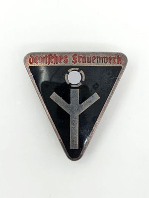 Немецкий членский знак "Женское дело". Металл, эмаль. Размер: 3x3,3см. !!! Данный лот только 