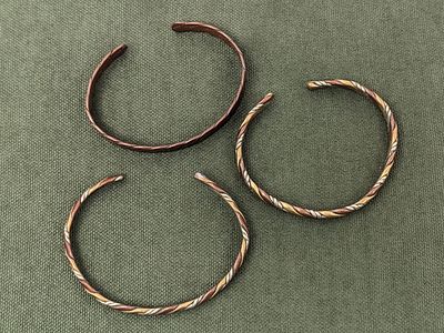 Три (3шт.) винтажных браслета. Металл. Размер: 5х6,7см, 5,5х7,2см, 5,5х6,5см.