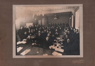 Большой формат. Фото групповое "Заседание..." Фотограф Иосиф Оцуп. Петроград. Размер: 21,5x28см 