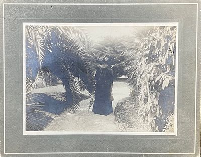 Фотография до 1917г. Женщина в парке. Мода. Зонтик, шляпка. паспарту - 17х21,5см. Жг-1
