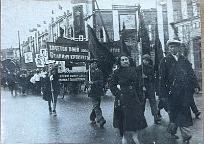 Фотография. Демонстрация. 1 МАЯ. 50-е годы. размер 6х8,5см. Нл-15 мая