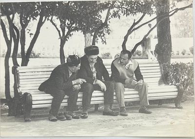 Фотография. г.Баку. Виды города. В парке на скамейке 50-е годы. размер 11,6х16см. п-006