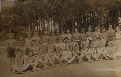 Фотография. Спорт. 20-е гг. Коллективное фото спортсменов на стадионе. 11,5х17,5см. П-03а