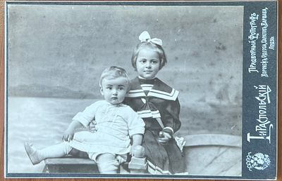 Кабинетная фотография. Маленькая девочки. Дети. Фотограф Тираспольский. П-03г