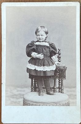 Кабинетная фотография. Маленькая девочка. Фотограф H. Uyeno. Naga-Saki Japan. П-03г