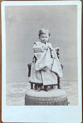 Кабинетная фотография. Маленькая девочка в кимоно. Фотограф H. Uyeno. Naga-Saki Japan. П-03г