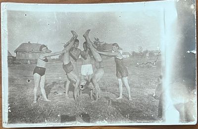 Фотография. Спорт. 1938г. Физические упражнения. Стойка на руках. 9х14см. П-99е
