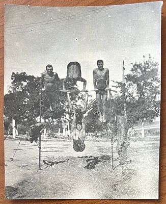 Фотография. Спорт. 30-е гг. Упражнения на брусьях. 9,5х8см. П-99е