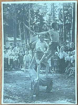 Фотография. Спорт. Пирамида. Спортивные упражнения. 20-30-е гг. размер 11х8см. П-03г