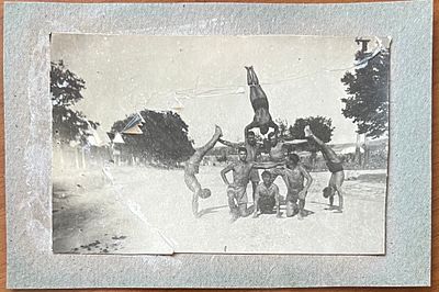 Фотография. Спорт. 30-е гг. Пирамида. Спортивные упражнения. размер 7х10,8см. П-99е