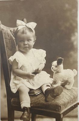 Фотография. Девочка с игрушкой, собачкой. г. Пенза 1925г. 13,5х9. Нл-12