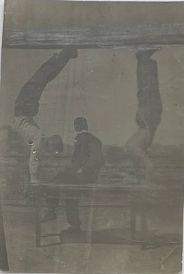 Фотография. Спорт. Стойка на руках на столе. Акробатическое упражнение. 30-40-е гг. 8х5,5см П-9538