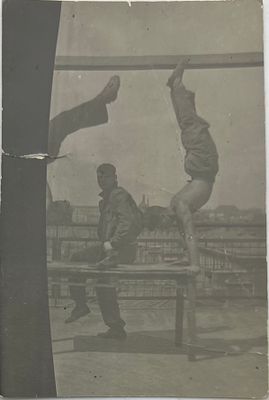 Фотография. Спорт. Стойка на руках на столе. Акробатическое упражнение. 30-40-е гг. 8х5,5см 