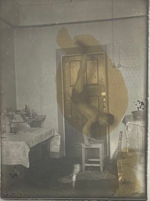 Фотография. Спорт. Стойка на руках. Акробатическое упражнение. 30-40-е гг. 12х9. Состояние: 