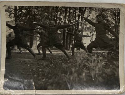 Фотография. Военно Медицинская Академия. г. Ленинград. 30-е гг. Спорт. Упражнения в парке. 